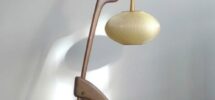Skulptural vintagegolvlampa i trä med hängande oval skärm