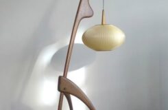 Skulptural vintagegolvlampa i trä med hängande oval skärm