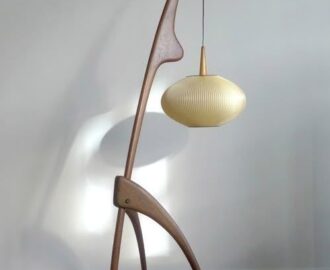 Skulptural vintagegolvlampa i trä med hängande oval skärm